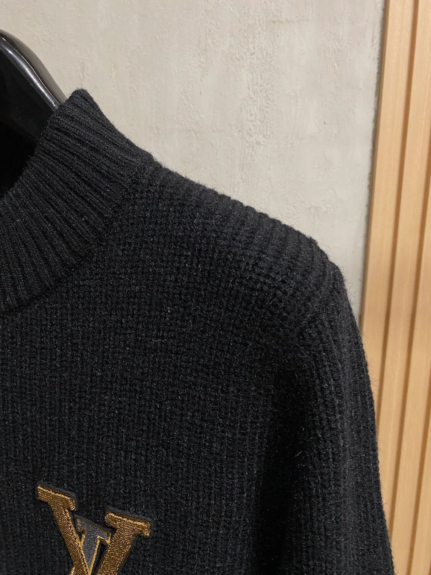 🅿️560 【LV Louis Vuitton】Autumn and winter classic cardigan sweater, in full condition! ! ! Wool blended fabric, the latest model in 2025, golden ratio! ! Slim-fitting soft gold, versatile and practical item, the combination and practicality are extremely powerful, simple and elegant, and classy! To create your own style, it is highly recommended to buy it in two colors. The standard slim fit tailoring process is suitable for both young and old men. It is knitted from wool and will not cause any discomfort! While keeping warm, it is stylish, textured and wearable, and the classic logo with contrasting colors on the chest feels in place! ! Recommended for regular customers! ! Size M-3XL (maximum wear: 190 pounds)
